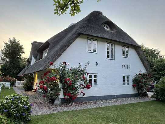 Wunderschönes, reetgedecktes Friesenhaus mit Appartements und großem Garten in Borgsum