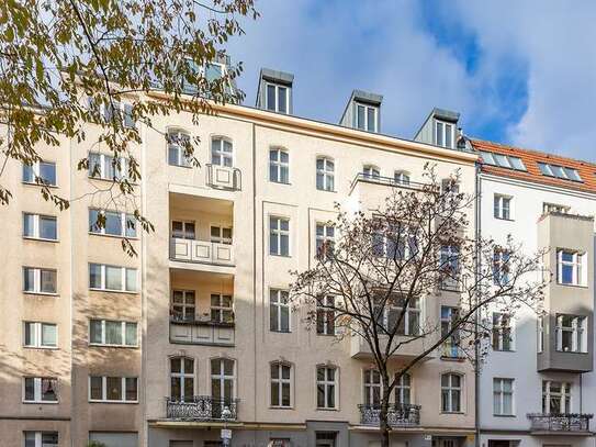 Stilvoller Stuckaltbau am Ku’damm: Möbliert mit Balkon am Ludwigkirchplatz