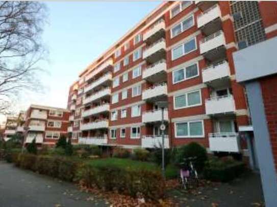 Stilvolle, modernisierte 3-Zimmer-Wohnung mit Balkon und Einbauküche in Pinneberg