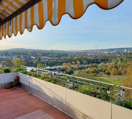 Stilvolle, vollst. renovierte 4-Raum-Penthouse-Wohnung mit lux. Innenausstattung mit Balkon und EBK