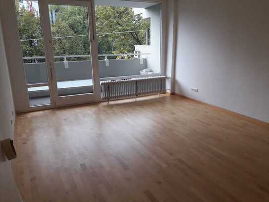 Schönes Zimmer in einer 3-Zimmer-Wohnung, Schwabing-West