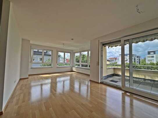 RESERVIERT:Lichtdurchflutete und gehobene 4 Zimmer ETW mit Balkon, EBK & TG-Stellplatz