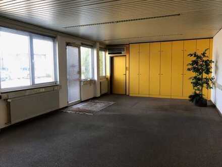 direkt vom Eigentümer: Büroräume im Gewerbegebiet mit Parkplätzen