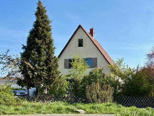 Gemütliches Einfamilienhaus mit Pergola, großem Garten, Garage ca. 800m² Grundstück.....
