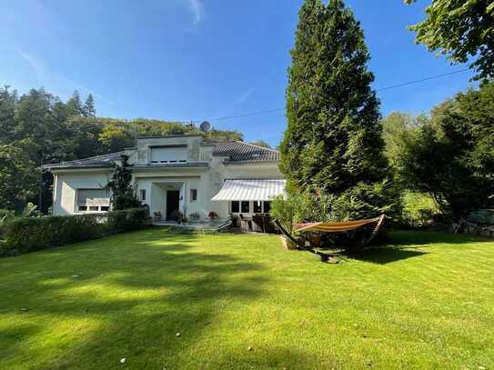 Faszinierende 4-Familien-Villa auf ausgedehntem Parkgrundstück mit eigenem Wald in HD-Rohrbach