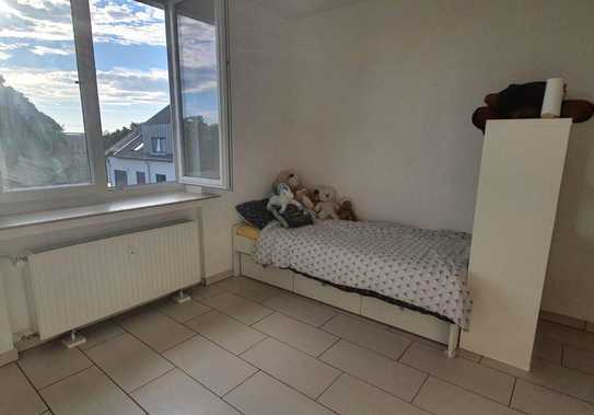 schöne renovierte 1-Zimmer-Wohnung mit Einbauküche und großem Bad