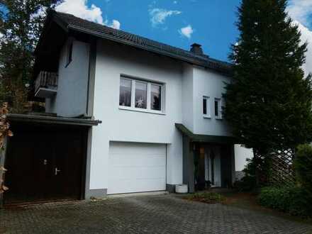 Bruchmühlbach-Miesau: Freistehendes Einfamilienhaus mit Garagen und Wintergarten
