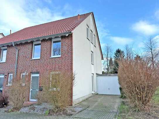 Mit neuer Heizungsanlage: Doppelhaushälfte mit einer Garage und einem Stellplatz im Kleekamp