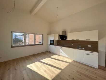 Hochwertige Dachgeschosswohnung mit drei Zimmern - Bezugsfertig für neue Mieter