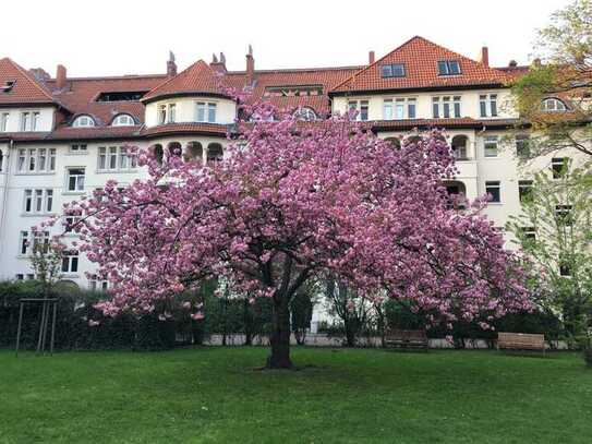 Modernisierte Wohnung mit vier Zimmern und EBK in Hannover