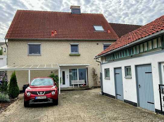 Zweifamilienhaus mit großer Garage in Salzgitter Ortsteil