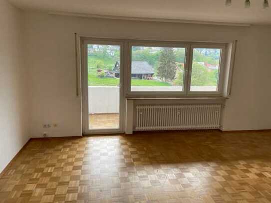 Schöne optimal geschnittene 2 ZKB Wohnung mit 67 m² mit Balkon + Garage in Wilhelmsfeld