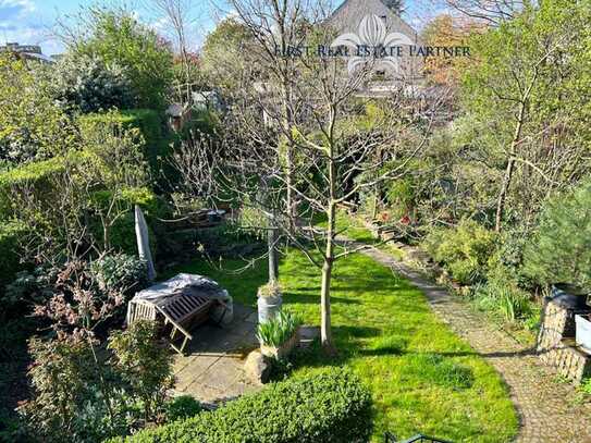 ETW in Zweifamilienhaus: 5 Zimmer, Garten, Garage in ruhiger grüner Wohnlage