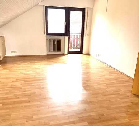 Schöne und gemütliche 3 1/2 Zimmer Dachwohnung in ruhiger Lage mit Balkon