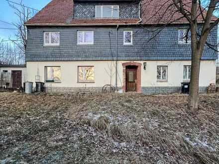 Altes Bauerngut mit großem Grundstück und Ackerland in ruhiger Lage