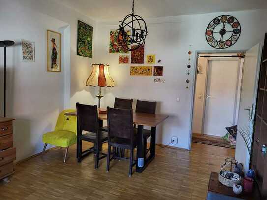 Hübsche 3,5-Zimmer-Wohnung mit Balkon und Einbauküche in charmantem Altbau