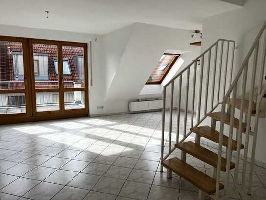 Helle 2,5-Raum-Maisonette-Wohnung mit Sonnen-Balkon, Stellplatz (TG) und EBK