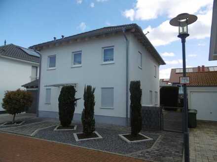 Freistehendes Ein-Familienhaus mit Garten und Garage
