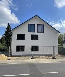 Voll möblierte 2-Zimmer Neubau-Wohnung mit großem Süd-Balkon, KFZ Stellplatz und Keller