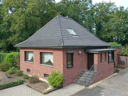 Solides, freistehendes Einfamilienhaus mit großem Grundstück am Wald!