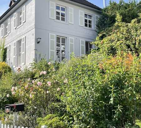 FÜR LIEBHABER: MALERISCH WOHNEN DIREKT AN DEN OBSTWIESEN MIT TRAUMHAFTEM BLICK AUF KRONBERG UND BURG