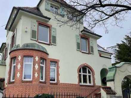 Geschmackvolle und geräumige Wohnung mit drei Zimmern und Einbauküche in Reutlingen