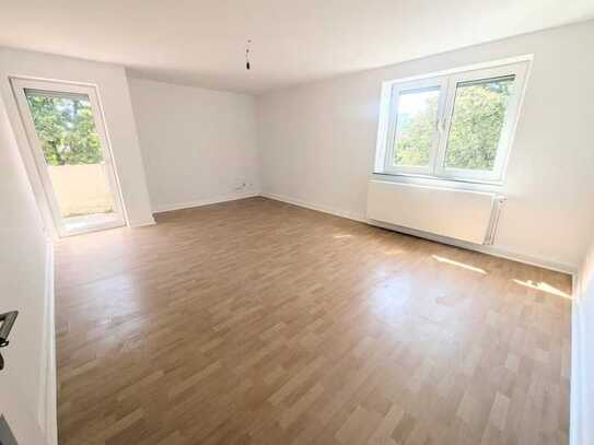 **Was will man mehr? +Balkon +neues Tageslichtbad +frisch gestrichen +heller Laminat**