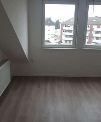 Renovierte Dachgeschosswohnung mit Loggia nähe Arena