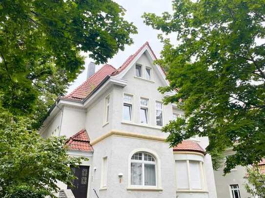 Traumhaft Wohnen in einer Stadtvilla, Maisonette mit Loggia und Gartenmitbenutzung!