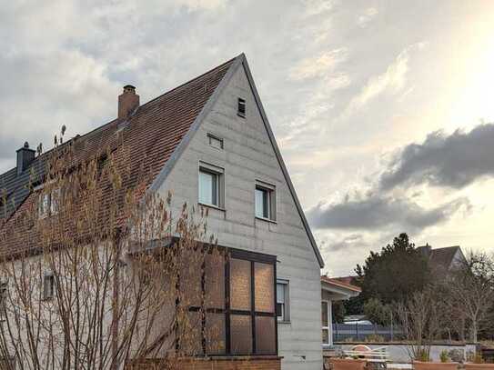 Charmante kleine Doppelhaushälfte mit Wintergarten 
in beliebter Wohnlage.

Nürnberg-Gebersdorf