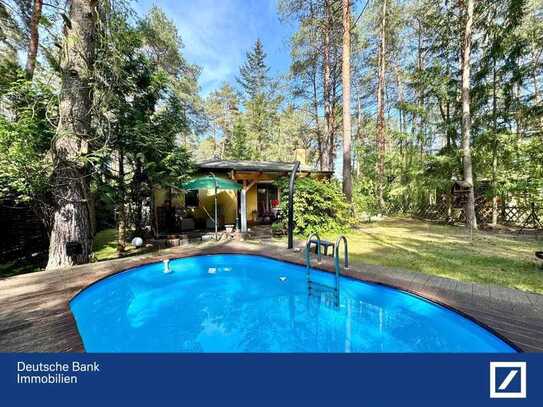 Idylle pur! 1.098 m² Baugrundstück mit Wochenendhaus, Bungalow, Saunahütte & Pool im Bestand!