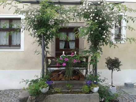 Dreiseithof aus dem 17. Jahrhundert. Mit Nebengebäude, großem Innenhof und kleinem Garten