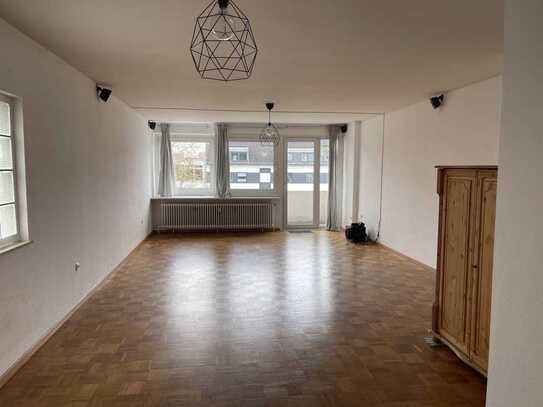 Großzügige, helle Etagenwohnung mit Garage und Stellplatz