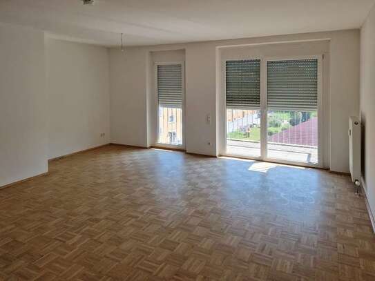 Helle und sehr geräumige 2,5-Zimmer-Wohnung mit Balkon und Parkplatz in Deggendorf zu vermieten