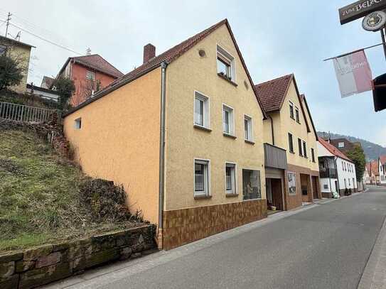 ++ KAPITALANLAGE mit über 8% Rendite! 4-Parteienhaus + Ladengeschäft mit ca. 476 m² Wfl./Nfl. ! ++