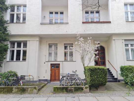 Helle große Altbau-Wohnung*moderne Küche*Stuckelemente*LIFT*Balkon*Garage