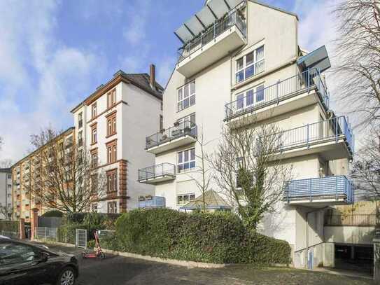 Direkt am Zoo, Nähe Zeil & Berger Str.: 1-Zi.-ETW mit TG-Stellplatz, Balkon und Blick auf Skyline