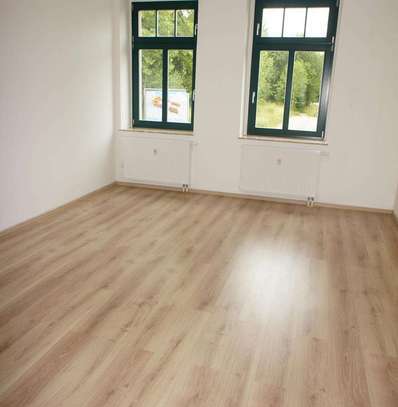 Bad mit Fenster + Wanne - Balkon - frei ab 1.2.25