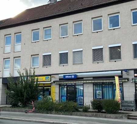 Zentral gelegene Büro- und Praxisräume, Laden, 82 m² - Stellplatz, Schaufenster 6 m