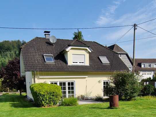 Top gepflegtes Einfamilienhaus mit sonnigem Garten und Doppelcarport