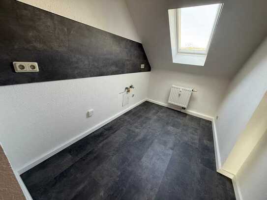 *Heimkommen und Wohlfühlen im DG - Laminat + Bad mit Wanne !!!