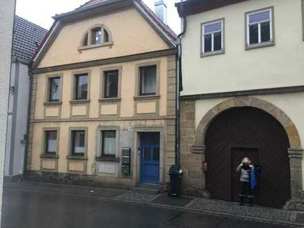 Historisches saniertes Mehrfamilienhaus mit 3 Wohnungen und Baufeld für 2 genehmigte Reihenhäuser