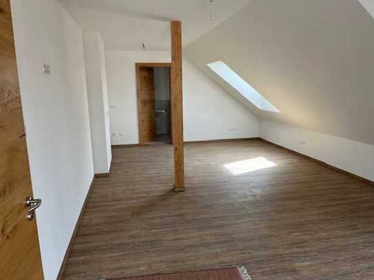 Helle 1-Zimmer-DG-Wohnung in Aresing