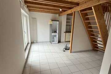 Vollständig renovierte Maisonette-Wohnung mit Balkon und Einbauküche in Arheilgen in zentraler Lage