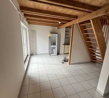 Vollständig renovierte Maisonette-Wohnung mit Balkon und Einbauküche in Arheilgen in zentraler Lage