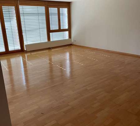 Helle 2,5-Zimmer-Erdgeschosswohnung mit gehobener Innenausstattung mit Garten und EBK in Neuffen