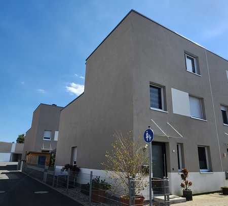 Eschenau - Eckental - Neuwertiges, modernes Reihenendhaus mit Garage und Stellplatz