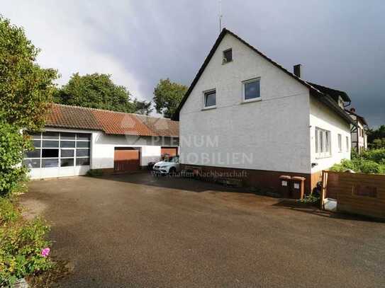 Teilsaniertes Zweifamilienhaus in Feldrandlage mit großer Halle