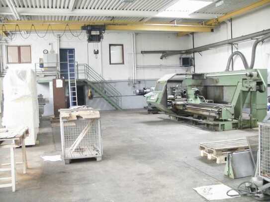Voralbgebiet Industriehalle mit Büro und diversen Nebenräumen zu mieten