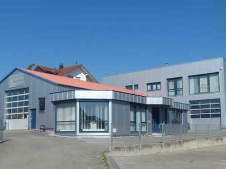 Moderne Werkhalle mit Büro und Sanitärraum